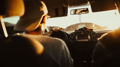 Resguarda tu auto en lugares con sombra durante el verano