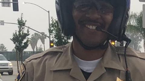 El oficial fallecido fue identificado como Andre Moye, de 33 años, quien detuvo a un hombre que conducía un camión y determinó que debía ser confiscado.