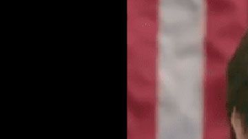 El joven le hizo una pregunta a Sanders, pero llamó más la atención la camiseta que llevaba puesta.