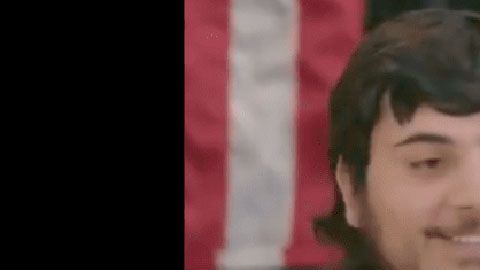 El joven le hizo una pregunta a Sanders, pero llamó más la atención la camiseta que llevaba puesta.