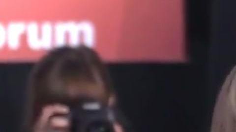 Andrew Yang pidió abrazar a la mujer antes de continuar su intervención.