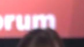 Andrew Yang pidió abrazar a la mujer antes de continuar su intervención.