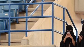 Las mujeres dependen de los hombres para muchas cosas en Arabia Saudita.