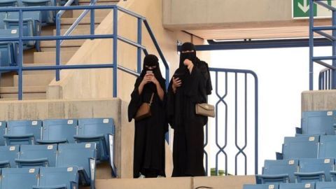 Las mujeres dependen de los hombres para muchas cosas en Arabia Saudita.