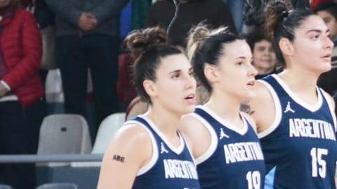 La selección argentina de baloncesto llevaba el color de vestimenta equivocado y perdió en la mesa .