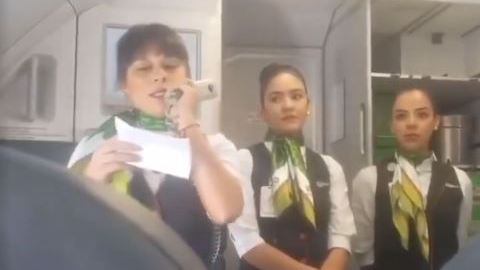 Las azafatas no pudieron contener el llanto.