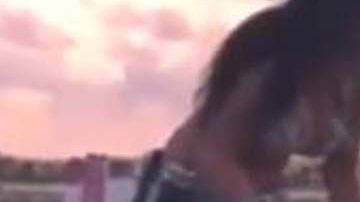 A la bailarina se le acusa de “incitar al libertinaje”.