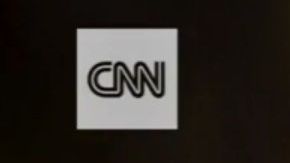 El bebé es cuidado por sus hermanas y su padre.