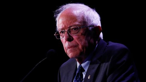 Bernie Sanders reitera su llamado a controlar la venta y posesión de armas.