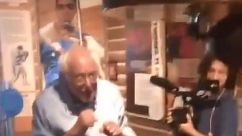 El senador Sanders se dio un buen golpe.