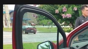 María Elena Barragán con el auto que recibió "de propina".