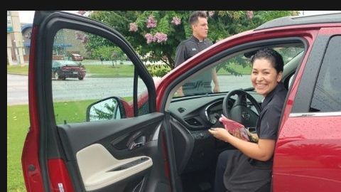 María Elena Barragán con el auto que recibió "de propina".