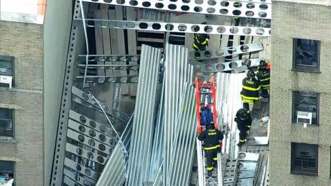 Bomberos en la escena