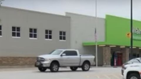 Un hombre armado de un rifle fue detenido en un Walmart en Missouri.