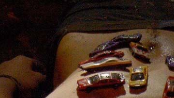 Los carritos de juguetes correspondería al número de autos que los jóvenes habrían robado.