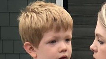 Jessi McCombs asegura que personas fingieron ser agentes para robarle a su hijo.