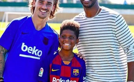El jugador de la NBA visitó las instalaciones del FC Barcelona y convivió con los jugadores del primer equipo.