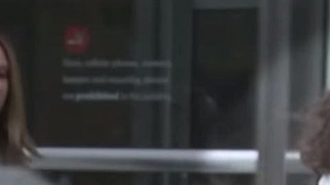 Clare Bronfman saliendo de la corte en abril 2019