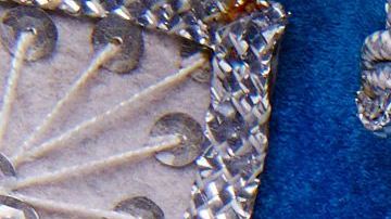 Este tradicional platillo suele acompañarse con cebollas moradas encurtidas o salsa xnipec, la cual está hecha con naranja agria, cebolla, cilantro y chiles habaneros.