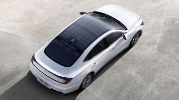 Es el nuevo Hyndai Sonata híbrido del 2020, pero con paneles solares