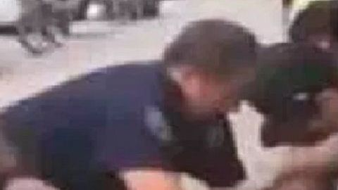 El policía Daniel Panatelo no fue sentenciado por aplicar técnicas de estrangulamiento a Eric Garner.