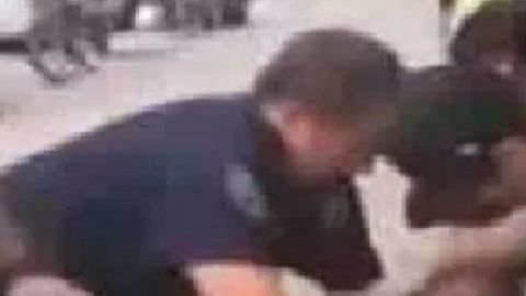 El policía Daniel Panatelo no fue sentenciado por aplicar técnicas de estrangulamiento a Eric Garner.
