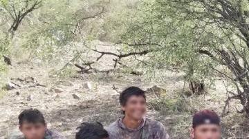 Los sujetos enfrentan cargos por violaciones a leyes migratorias y contrabando de droga.