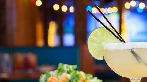 Agregar ingredientes naturales a tus recetas de tragos es una excelente opción para darles un toque refinado y auténtico.