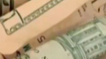 El dinero y el dueño de la lavandería.