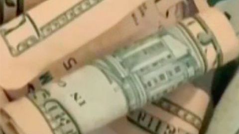 El dinero y el dueño de la lavandería.