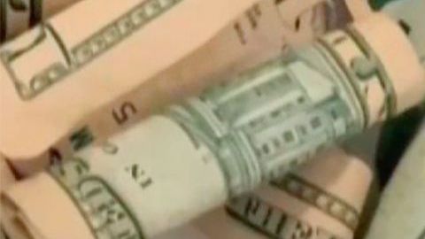 El dinero y el dueño de la lavandería.