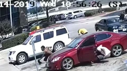 Reaccionó de forma violenta a los comentarios hacia su pareja.