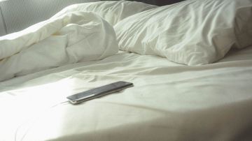 No debes cargar el celular en la cama.