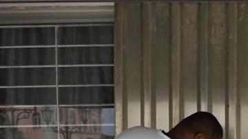 Residentes de Maunabo se preparan para el huracán Dorian.