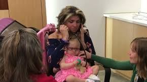 Brook Eaton escucha el latido de su hijo fallecido dentro de Lola Bond, una bebé de 16 meses enferma.