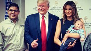 Trump sonriendo y con gesto de triunfo mientras la Primera Dama sostiene al bebé huérfano.