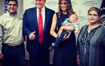 Trump sonriendo y con gesto de triunfo mientras la Primera Dama sostiene al bebé huérfano.