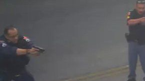 Thomas Bartram,  con guantes de látex azules, fue detenido en El Paso.