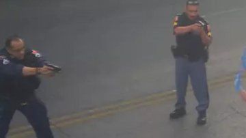 Thomas Bartram,  con guantes de látex azules, fue detenido en El Paso.