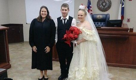 Los recién casados habían sido novios desde la secundaria.