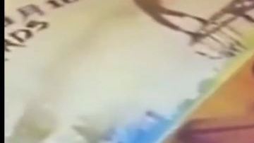 El chico cae desplomado sobre su asiento.