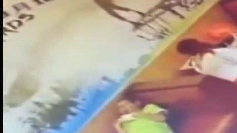 El chico cae desplomado sobre su asiento.