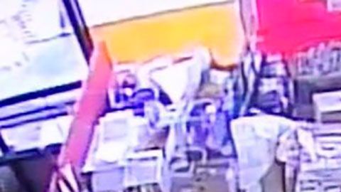 La empleada se sintió amenazada por la cliente y por eso le sacó el arma.