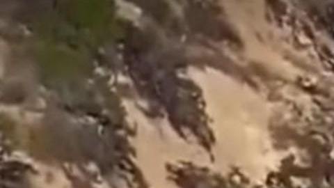 Las mujeres quedaron sepultadas bajo la arenisca del precipicio.