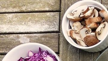 Procura integrar ensaladas como platillo principal de tus comida o cena, son bajas en calorías, hidratan tu organismo y regulan la función intestinal