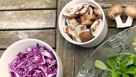 Procura integrar ensaladas como platillo principal de tus comida o cena, son bajas en calorías, hidratan tu organismo y regulan la función intestinal