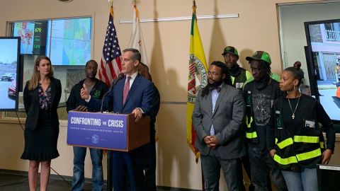 El alcalde de Los Ángeles, Eric Garcetti, durante una conferencia de prensa en el LAHSA.