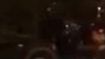 Un Ferrari recorre Ibiza con una mujer desnuda en el capó.