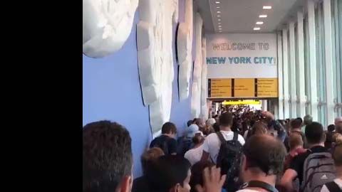 La fila lucía interminable en el JFK.