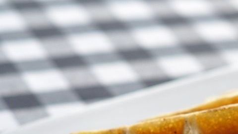 La avena tiene un componente llamado Beta-glucano (es un tipo de fibra), que actúa positivamente para reducir los niveles del colesterol malo en el organismo.